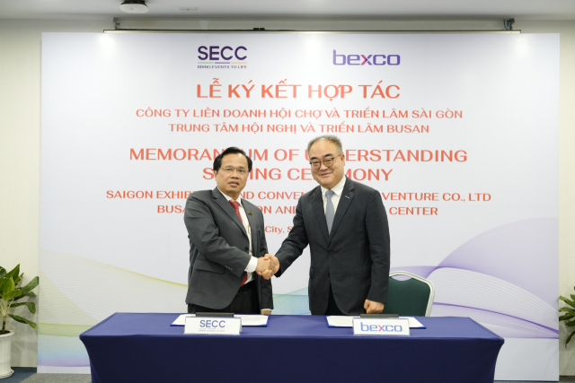 손수득(오른쪽) 벡스코 대표이사와 응우엔 띠엔 닷 SECC 사장이 협약식에서 악수하고 있다. 벡스코 제공