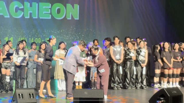 장목예술중 1학년 구민솔 학생이 대상을 대상을 수상하고 있다. 제이엠문화예술사회적협동조합 제공