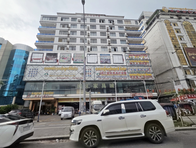 14일(현지시간) 오후 캄보디아 시하누크빌 상가 건물에 현지어와 함께 중국어 간판이 붙어 있다. 연합뉴스