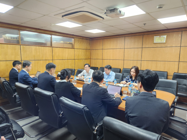 한전은 지난달 30일 베트남 하노이에서 닌투언-2 원전 발주처인 PVN과 함께 ‘베트남 원전분야 인력양성 협력을 위한 공동워킹그룹(JWG) 워크숍’을 개최했다고 14일 밝혔다. 사진은 베트남 산업무역부 원전담당 부국장 면담 모습. 한전 제공