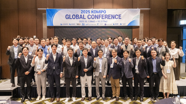‘KOMIPO 글로벌 콘퍼런스’ 단체사진(둘째줄 가운데 이영조 한국중부발전 사장). 중부발전 제공