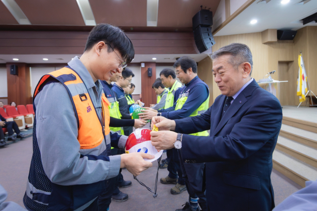 김준동 한국남부발전 사장(오른쪽)이 지난 14일 하동빛드림본부에서 열린 ‘월간 안전의 날’에서 현장 직원의 안전모에 이름 스티커를 붙여주는 ‘안전모 실명 스티커 부착식’에 함께 했다. 남부발전 제공