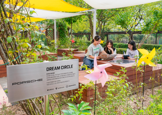 서울 강서구 삼정초교에 조성된 포르쉐코리아의 학교 조경 구축 사업 ‘2025 포르쉐 드림 서클’ 모습.포르쉐코리아 제공