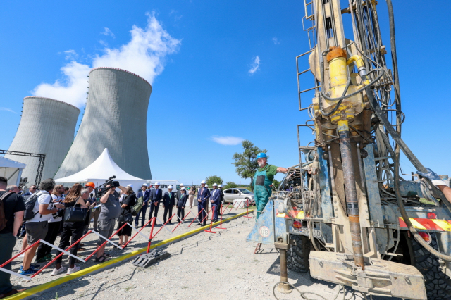 지난 8월 체코 두코바니 원전 부지세부조사 착수식에 참가한 내빈들이 부지세부조사를 위한 작업을 지켜보고 있다. 한수원 제공