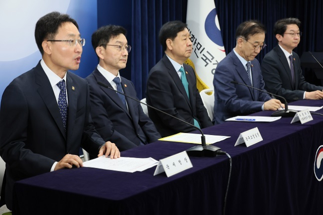 임광현 국세정창이 15일 서울 종로구 정부서울청사에서 주택시장 안정화 대책 관계부처 합동브리핑을 하고 있다. 왼쪽부터 임광현 국세정창, 윤창렬 국무조정실장, 구윤철 부총리 겸 기획재정부 장관, 김윤덕 국토교통부 장관, 이억원 금융위원장. 연합뉴스