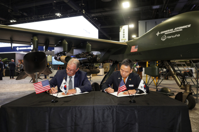 한화에어로스페이스 김선 항공사업부장(오른쪽)과 제너럴 아토믹스 에어로노티컬 시스템즈(General Atomics Aeronautical Systems, Inc.) 데이비드 알렉산더 사장이 14일(현지시간) 미국 워싱턴DC에서 열린 AUSA 전시회에서 ‘그레이 이글 단거리이착륙(GE-STOL) 무인기 공동개발 및 생산 협력 계약식’에서 서명하고 있다. 한화에어로스페이스 제공