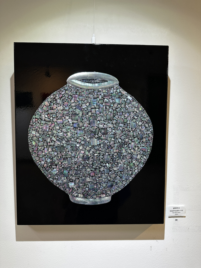 한기늠 조각가의 회화 작품 '달항아리'(2025). 김은영 기자 key66@