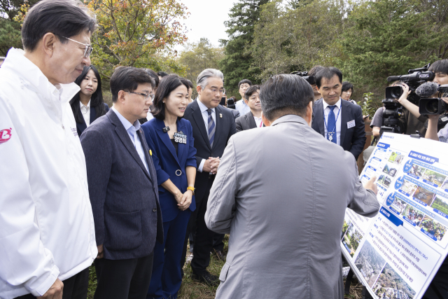 김성환(앞줄 왼쪽 두 번째) 기후에너지환경부 장관이 15일 오전 금정산국립공원 예정지 내 남문습지(부산 금정구 소재)를 방문해 국립공원 관계자로부터 금정산의 자연생태계와 국립공원 지정 이후 보전·관리계획 등을 설명듣고 있다. 앞줄 왼쪽은 박형준 부산시장. 기후부 제공
