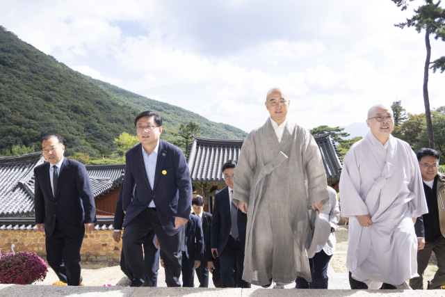 김성환(앞줄 왼쪽 두 번째) 기후에너지환경부 장관이 15일 오전 부산 금정구 소재 범어사를 찾아 주지 정오스님을 예방하고, 금정산국립공원 지정 추진 관련 문화경관의 보전과 지속가능한 이용방안 등에 대한 불교계 의견을 청취했다. 기후부 제공