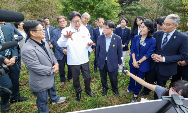 15일 오전 박형준 부산시장과 김성환 기후에너지환경부 장관이 금정산 국립공원 예정지에서 현장시찰을 하고 있다. 김종진 기자 kjj1761@