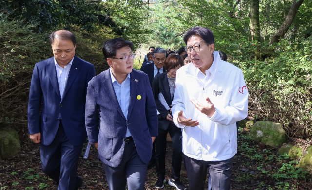 지난 15일 박형준 부산시장과 김성환 기후에너지환경부 장관이 금정산 국립공원 예정지에서 현장시찰을 하고 있다. 김종진 기자 kjj1761@