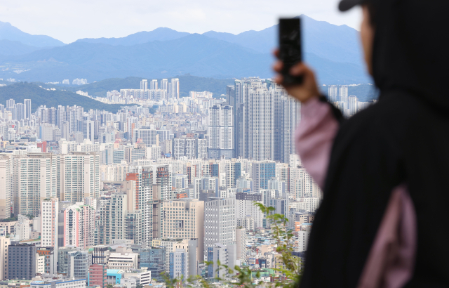 이재명 정부가 서울 전역과 경기권 12개 지역을 규제지역 및 토지거래허가구역으로 지정하기로 했다. 서울 남산에서 바라본 아파트. 연합뉴스