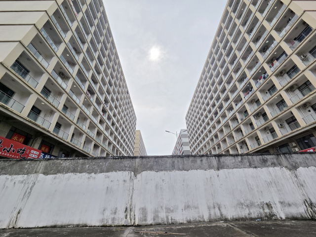 14일(현지 시간) 오후 캄보디아 시하누크빌에 있는 범죄 단지로 추정되는 건물 인근에 3m가 넘는 담벼락이 서 있다. 연합뉴스