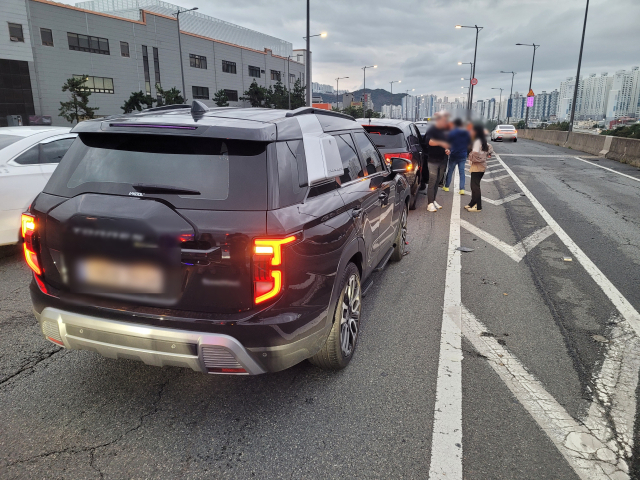 14일 오후 5시 20분께 부산 해운대구 석대고가교에서 5중 추돌사고가 발생했다. 해운대경찰서 제공