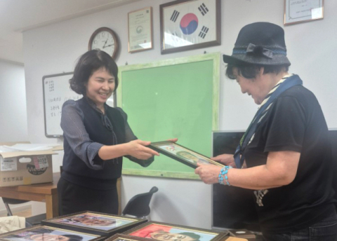 화신사이버대학교, 고양풍동 숲속마을 1·4단지 어르신 장수사진 전달 지원