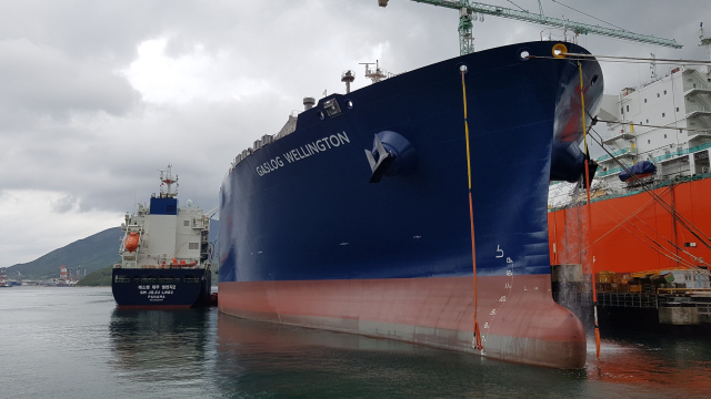 18만㎥급 LNG 수송선(선주 그리스 GASLOG사)에 STS(선박 대 선박) 방식으로 LNG 벙커링 중인 한국엘엔지벙커링(주)의 제주 2호선. 가스공사 제공