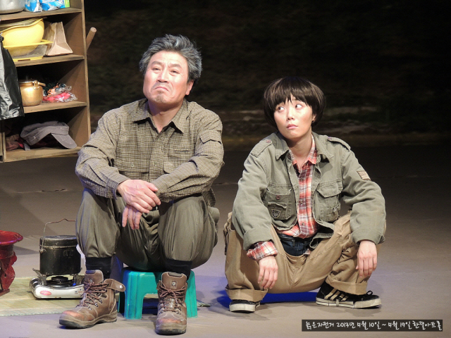 고 전승환 대표가 연출한 '늙은 자전거'의 2013년 공연 모습. 배우 권철(왼쪽)과 길수경이 '고 전승환 선생님 5주기 추모공연'으로 다시 무대에 오른다. 권철 제공