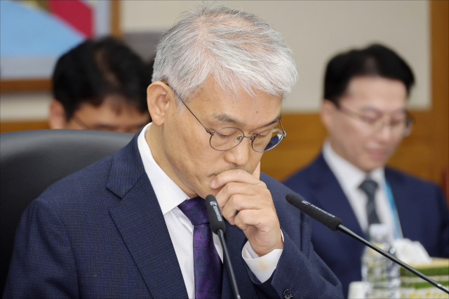 천대엽 법원행정처장이 15일 서울 서초구 대법원에서 열린 국회 법제사법위원회의 대법원에 대한 2025 국정감사에서 생각에 잠겨 있다. 연합뉴스