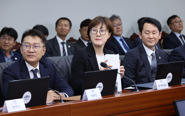 김현지 제1부속실장이 13일 용산 대통령실에서 열린 수석보좌관회의에서 이재명 대통령의 발언을 듣고 있다. 왼쪽부터 김남준 대변인, 김 부속실장, 권혁기 의전비서관. 연합뉴스