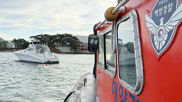 15일 오전 7시 30분께 통영시 용남면 해간도 인근 해상에서 8.5t급 모터보트가 저수심 해역에서 좌초돼 해양경찰이 구조에 나섰다. 통영해양경찰서 제공