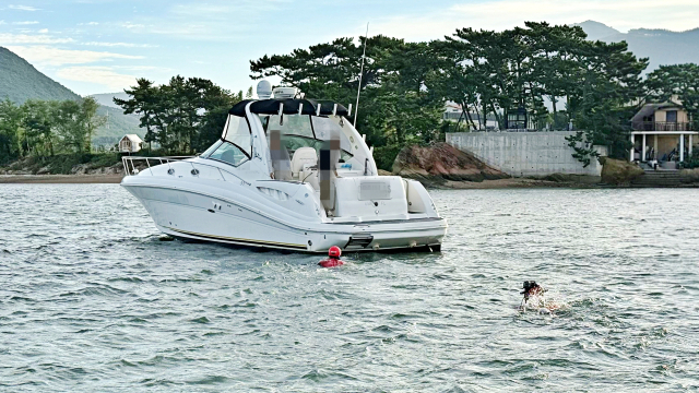 15일 오전 7시 30분께 통영시 용남면 해간도 인근 해상에서 8.5t급 모터보트가 저수심 해역에서 좌초돼 해양경찰이 구조에 나섰다. 통영해양경찰서 제공