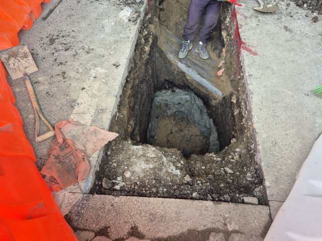 지난달 부산 북항 지하차도 공사 현장에서 발견된 오염토. 이 때문에 10월 개통 약속은 또 미뤄지게 됐다. 부산항건설사무소 제공