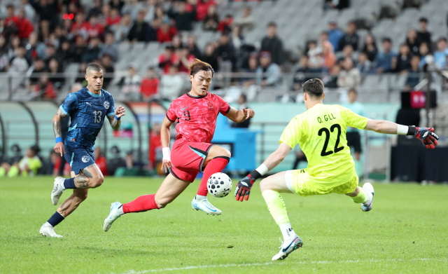 홍명보호의 차세대 공격수 오현규(가운데)가 14일 서울 월드컵경기장에서 열린 파라과이 대표팀과의 친선경기에서 후반 30분 골키퍼를 제치고 쐐기골을 넣고 있다. 연합뉴스