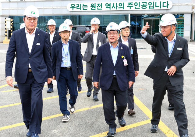 김성환(앞줄 오른쪽 두 번째) 기후에너지환경부장관이 15일 부산 기장군 소재 고리 원전 현장을 점검하고, 원전 안전 운영을 위한 철저한 대비를 당부하고 있다. 기후부 제공