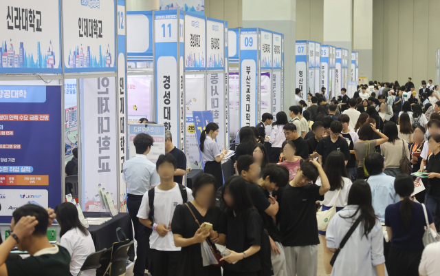 지난 7월 부산 벡스코에서 열린 ‘2025대입상담캠프’에서 대입정보관이 참가 학생들로 붐비고 있다. 부산일보DB