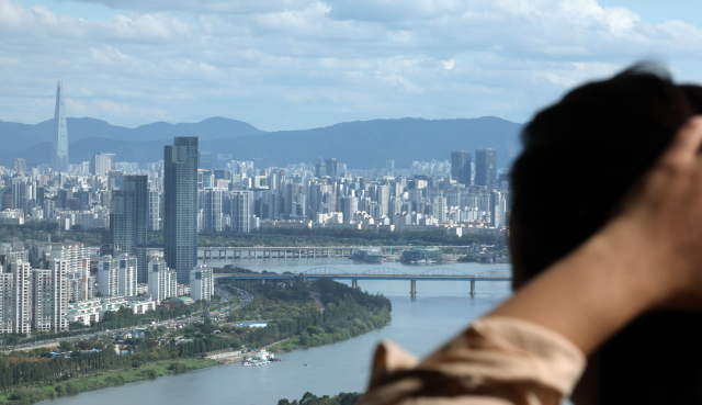 정부는 15일 '주택시장 안정화 대책'을 발표했다. 서울 25개 자치구 전체와 경기도 12개 지역이 조정대상지역과 투기과열지구로 묶여 규제지역으로 추가된다. 사진은 이날 서울 여의도 63빌딩에서 바라본 강남북 집합건물(아파트·다세대·연립·오피스텔) 모습. 연합뉴스