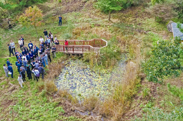15일 김성환 기후에너지환경부 장관과 박형준 부산시장 등 관계자들이 금정산 국립공원 예정지를 둘러보고 있다. 김종진 기자 kjj1761@