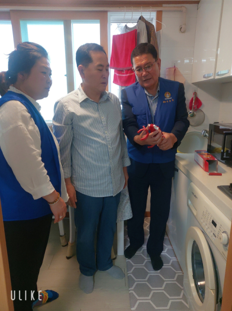 김용갑 바르게살기운동 연제구협의회 회장(맨 오른쪽)이 소화기 사용법을 설명하는 모습.