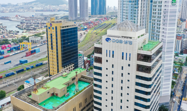 해양수산부가 임시 본청사로 활용할 IM빌딩(오른쪽 흰 건물)과 별관으로 활용할 협성타워(왼쪽 노랑 건물). 부산일보DB