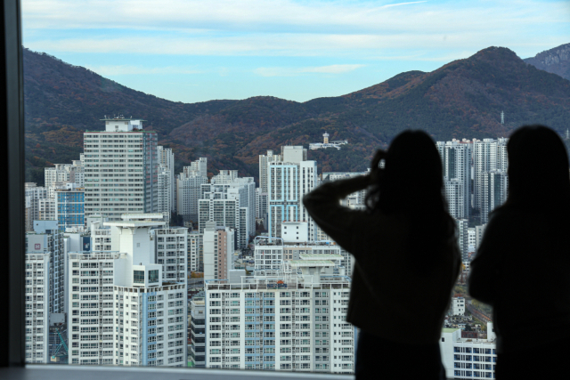 정부가 서울, 수도권을 규제지역으로 묶는 초강력 대책을 내놓자 부산 부동산 시장으로 풍선효과가 나타날 지 관심이 모인다. 부산 롯데호텔에서 바라본 도심의 아파트 단지. 김종진 기자 kjj1761@