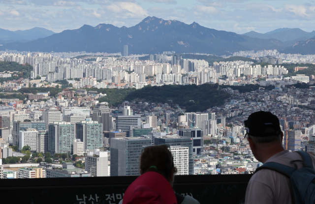 정부는 15일 '주택시장 안정화 대책'을 발표했다. 서울 25개 자치구 전체와 경기도 12개 지역이 조정대상지역과 투기과열지구로 묶여 규제지역으로 추가된다. 사진은 이날 서울 남산에서 바라본 강북 집합건물(아파트·다세대·연립·오피스텔) 모습. 연합뉴스