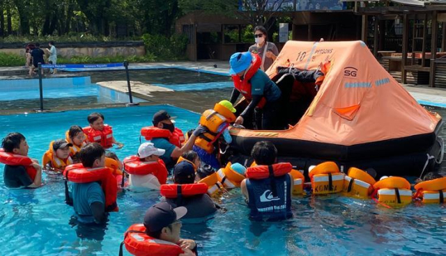 ‘찾아가는 해양안전체험시설’의 구명뗏목 탑승 체험 모습. 한국해양교통안전공단(KOMSA) 제공