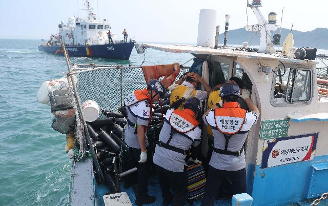 베트남 국적 남성 3명이 항만 노동자로 위장해 밀입국한 혐의로 구속됐다. 사진은 지난 8월 27일 부산 수영만 요트경기장 인근 해상에서 열린 밀항·밀입국 국경범죄 대비 부산해경, 육군 부산여단 합동훈련. 부산일보DB