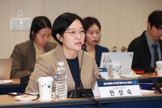 한성숙 중소벤처기업부 장관이 15일 서울 종로구 국가과학기술자문회의에서 열린 '산업 전반의 AX 정책 협력 체결식'에서 인사말을 하고 있다. 중기부 제공