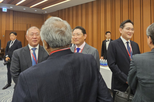 정의선(뒷줄 맨왼쪽) 현대차그룹 회장, 이재용(뒷줄 맨오른쪽) 삼성전자 회장이 15일 일본 도쿄 게이단렌(일본경제단체연합회) 회관에서 열린 한미일 경제대화에 참석해 이야기를 나누고 있다.연합뉴스