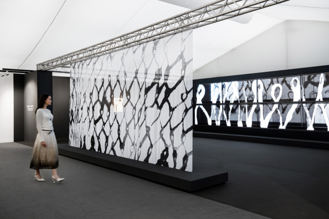 LG전자가 모델이 영국에서 열리는 세계적인 아트페어 ‘프리즈 런던’에서 수묵 추상의 거장 고(故) 서세옥 화백의 작품을 감상하고 있다.LG전자 제공