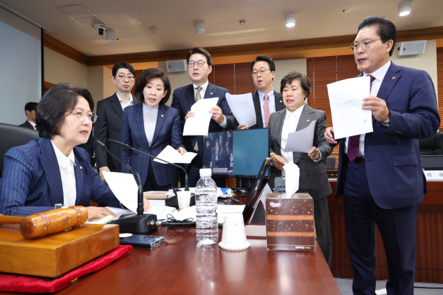 국회 법제사법위원회 국민의힘 의원들이 15일 서울 서초구 대법원에서 열린 전체회의에서 '이재명 대통령의 공직선거법위반 사건에 대한 대법원 전원합의체 관련 서류 제출 요구의 건' 처리에 재판 개입이라 주장하며 추미애 위원장에게 항의하고 있다. 연합뉴스