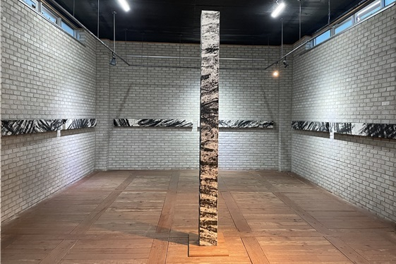 통영 출신 설치미술가 김태림 작가가 예향 통영의 문호예술 저변 확대와 지역 미술 발전에 도움이 되길 바란다는 뜻과 함께 자신의 대표작인 「limitless landscape&ndash;바다, 끝」 7점을 통영시에 기증했다. 통영시 제공