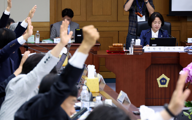 15일 서울 서초구 대법원에서 열린 전체회의에서 '이재명 대통령의 공직선거법위반 사건에 대한 대법원 전원합의체 관련 서류 제출 요구의 건'에 대한 찬성 거수투표가 진행되고 있다. 연합뉴스