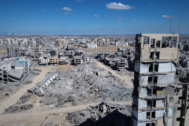 15일(현지 시간) 2년간의 이스라엘군 폭격으로 파괴된 가자시티 건물. AP연합뉴스