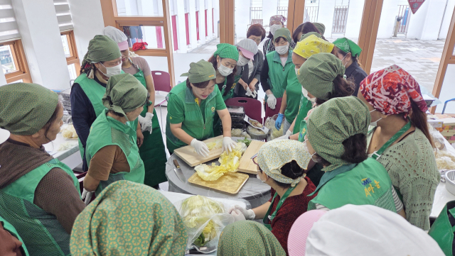 통영시새마을부녀회 무지개봉사단은 15일 행복한 동행 3회차 활동으로 소고기버섯전골을 만들어 어려운 이웃에 전달했다. 통영시새마을회 제공