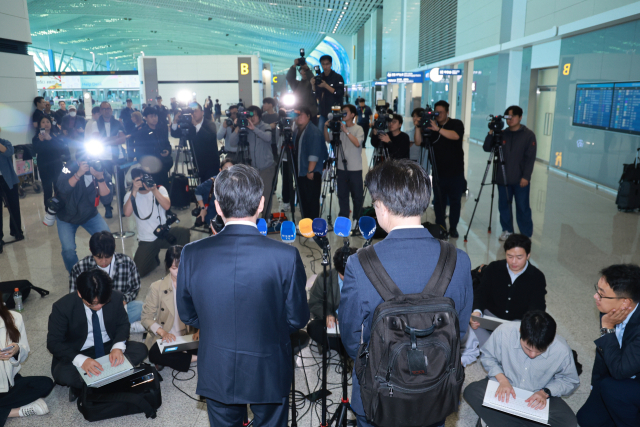 한미 관세 협상 후속 논의와 관련, 하워드 러트닉 미국 상무부 장관과 협상할 예정인 김용범 대통령실 정책실장(왼쪽)과 김정관 산업통상부 장관이 16일 인천국제공항 제2여객터미널을 통해 미국 워싱턴DC로 출국하며 취재진 질문에 답하고 있다. 연합뉴스