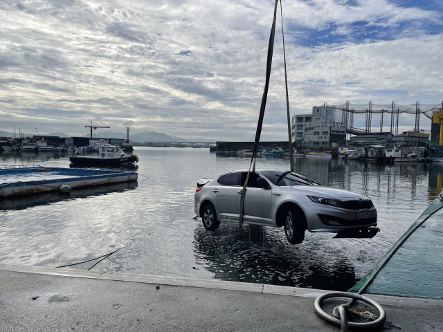 16일 오전 5시 25분께 부산 강서구 명지동 중리항 김 위판장 앞에서 50대 남성 2명이 탄 승용차가 바다로 추락했다. 부산 해양경찰서 제공