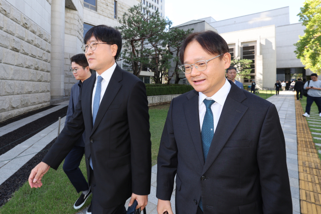 최태원 SK그룹 회장과 노소영 아트센터 나비 관장의 이혼 소송 상고심 선고가 파기환송으로 판결이 난 16일 최 회장 측 변호인단인 민철기(오른쪽)·이재근 변호사가 판결 후 서울 서초구 대법원을 떠나고 있다. 연합뉴스