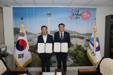 (왼쪽부터) 최진봉 부산 중구청장, 박주선 기보 전무이사가 업무협약 후 기념촬영을 하고 있다.