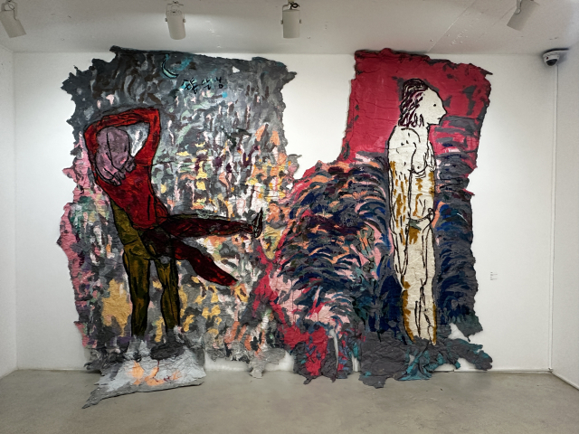 맥화랑에서 전시 중인 방정아 '손톱달님'(왼쪽)과 소름쫙(2025) 설치 작품. 김은영 기자 key66@